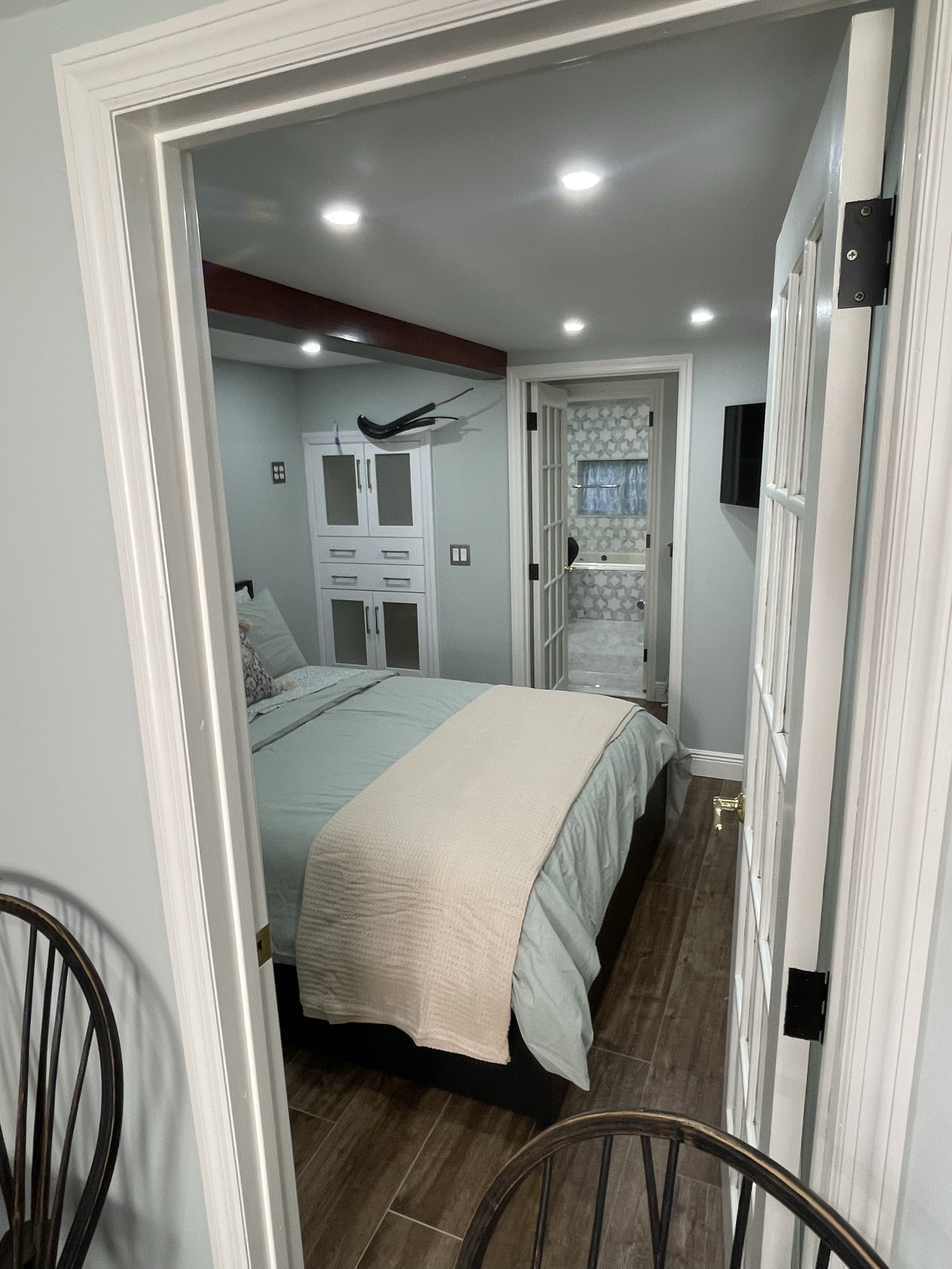 Garden level of townhouse w 2 bedrooms, luxury bath, full kitchen - back patio & yard, luxury amenit - Photo 9