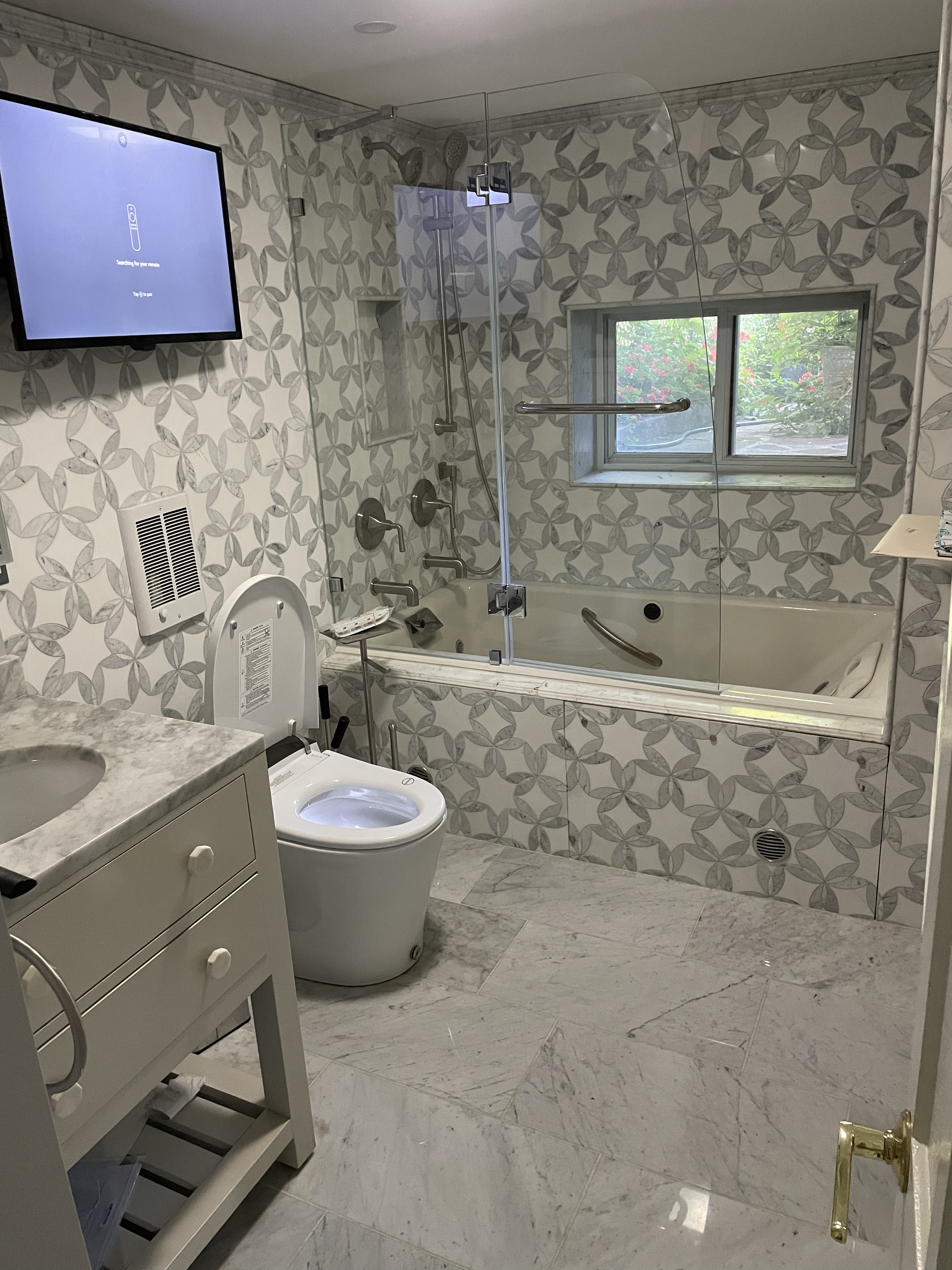 Garden level of townhouse w 2 bedrooms, luxury bath, full kitchen - back patio & yard, luxury amenit - Photo 4