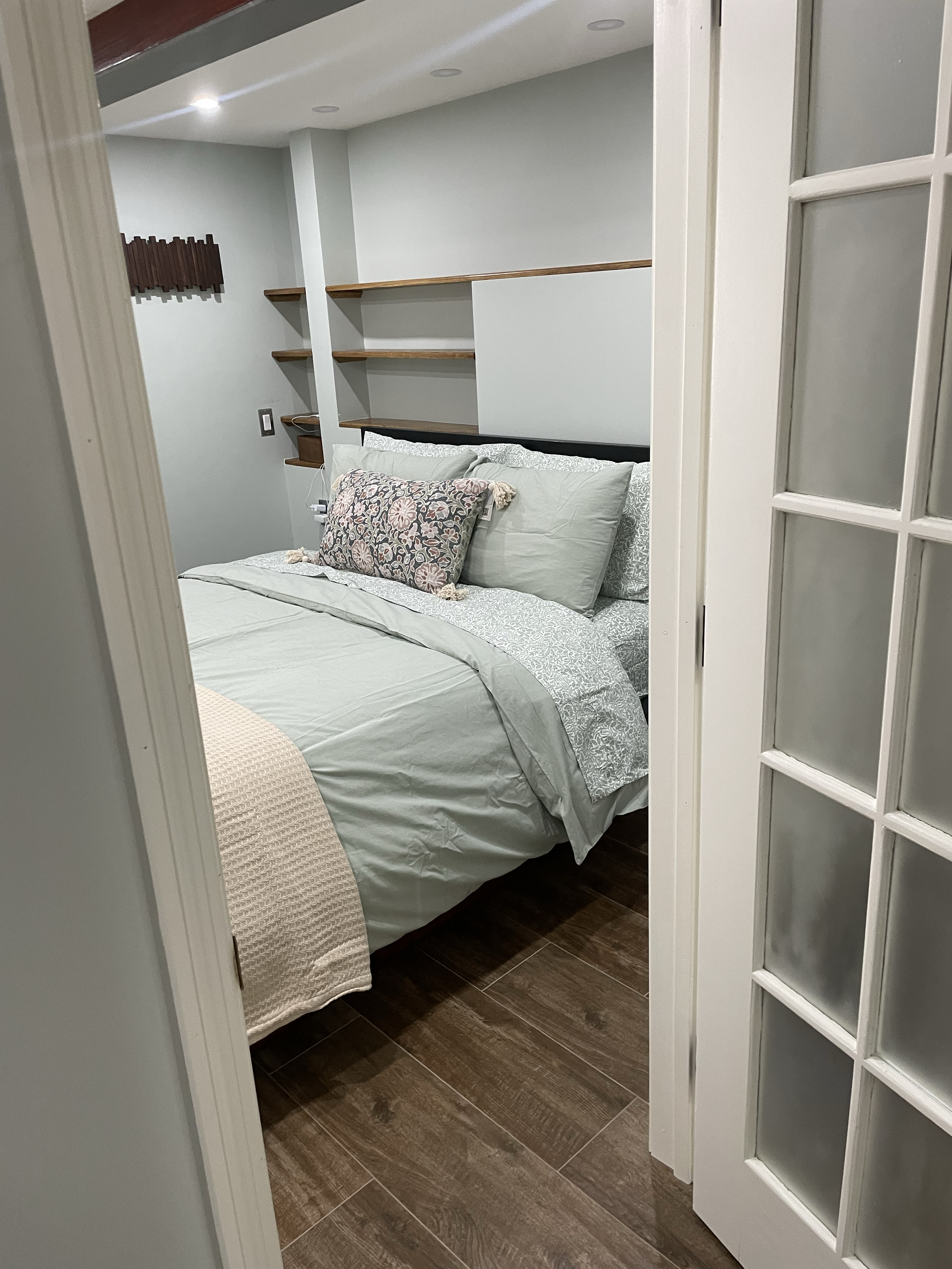 Garden level of townhouse w 2 bedrooms, luxury bath, full kitchen - back patio & yard, luxury amenit - Photo 7