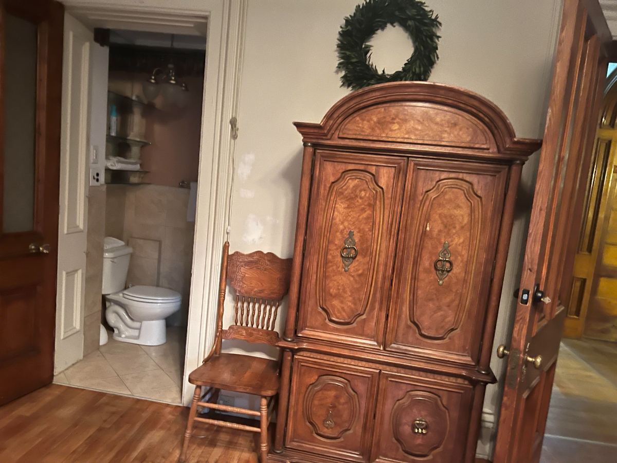 Magnificent Victorian Mansion Room 1 - Photo 7
