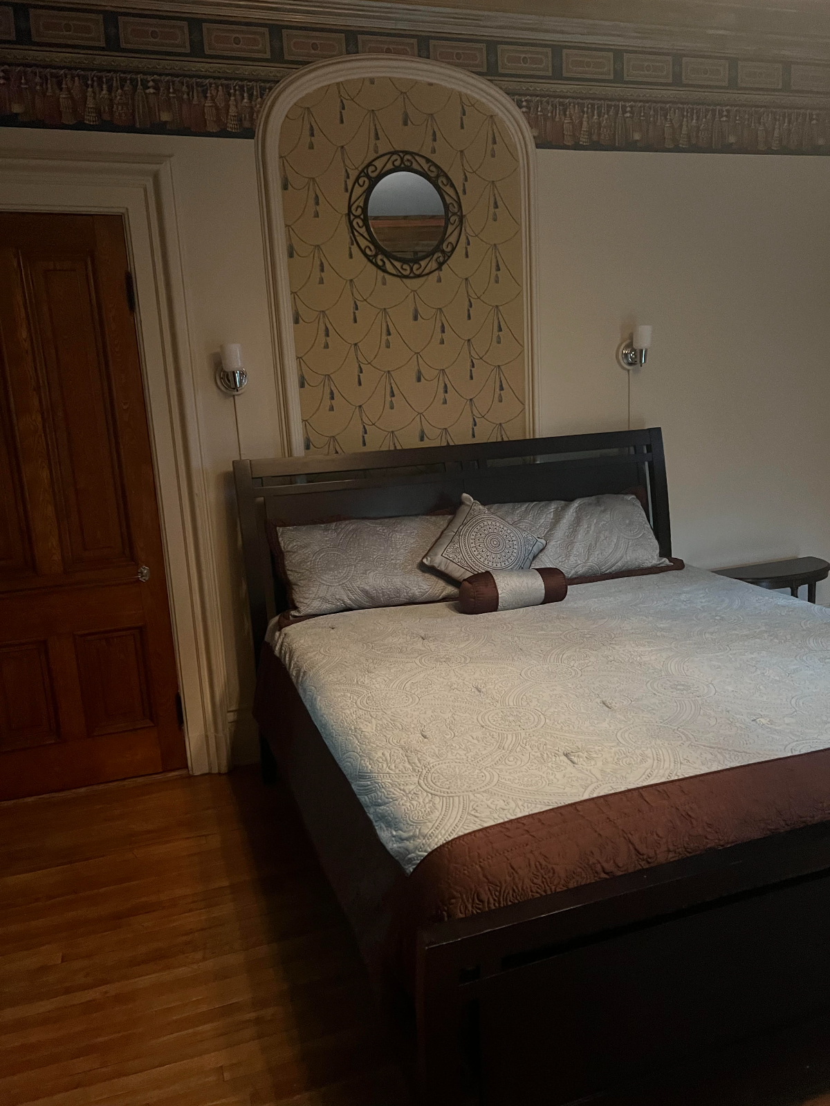 Magnificent Victorian Mansion Room 1 - Photo 8