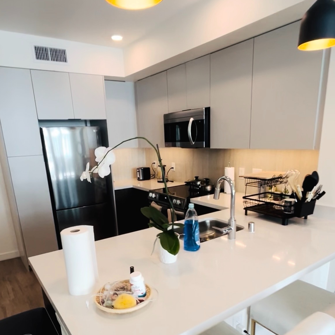 Luxury Furnished 1BR - New Secure Building - Parking - Near Major LA Hospitals - Photo 3