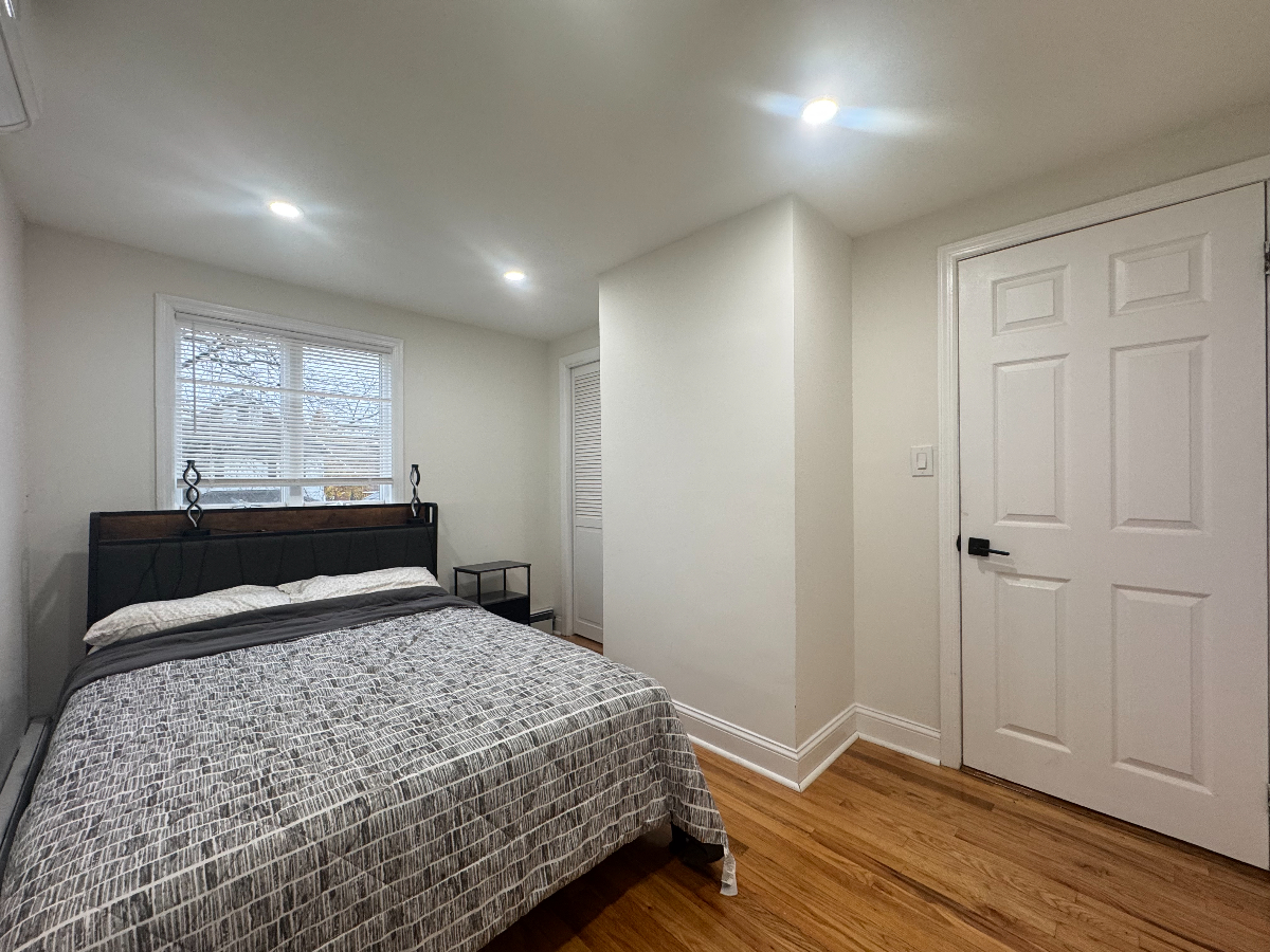 Charming Lynbrook 4-Bedroom Residence with Ample Parking & Great Outdoor Space - Photo 12