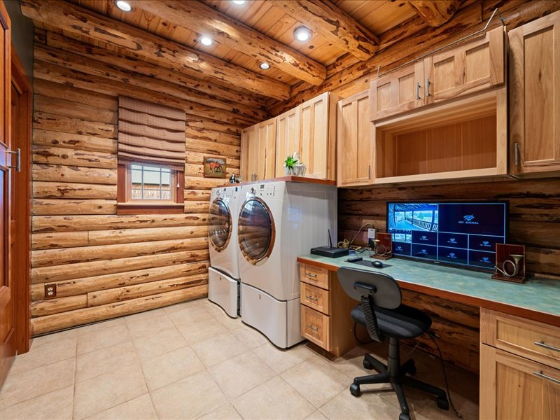 Silver Eagle Lodge, Executive log home propery - Photo 6
