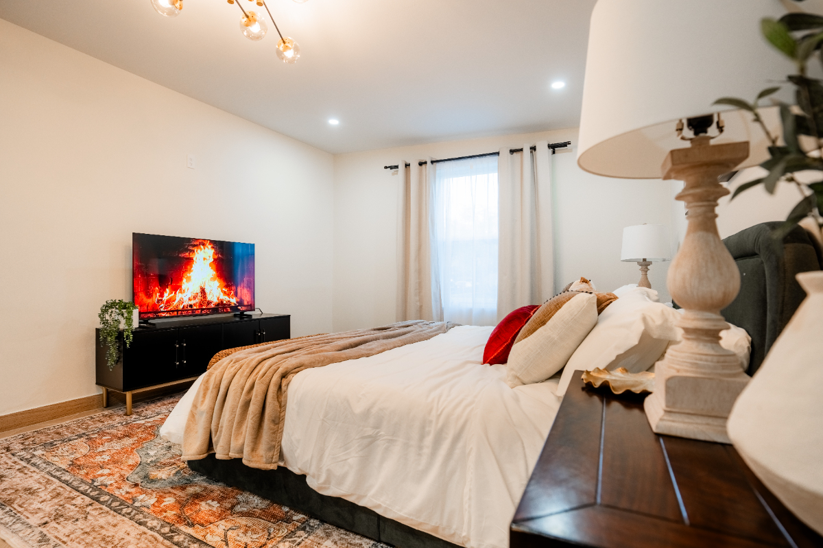 Modern 4-Bedroom Retreat Built for Travelers - Photo 9