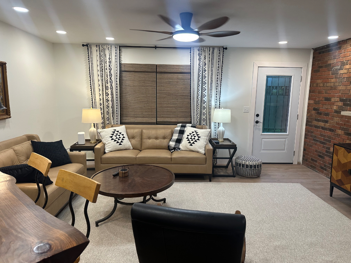 Spacious, uptown vibe 3 bedroom condo in convenient, quiet location. - Photo 2