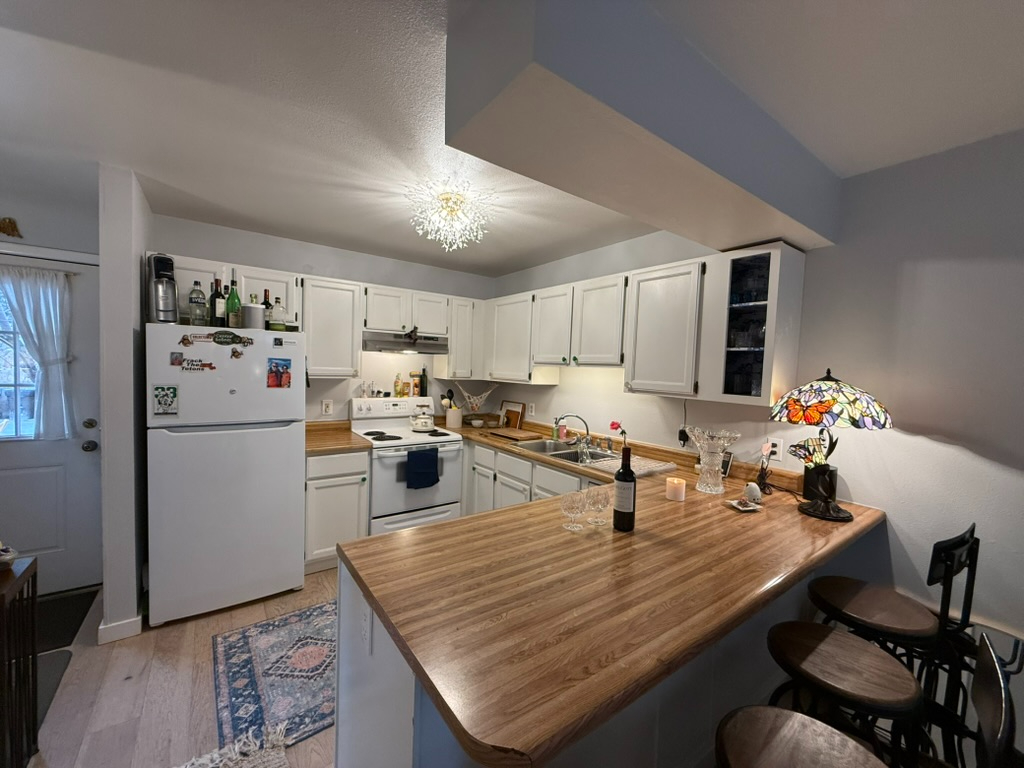 Cozy Condo Near Downton - Photo 2