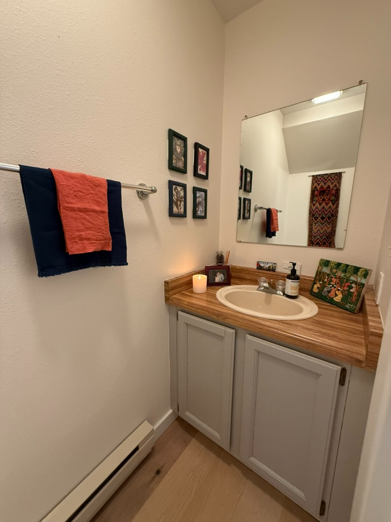 Cozy Condo Near Downton - Photo 3