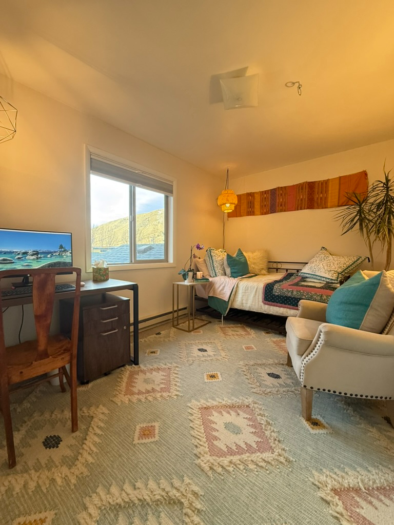 Cozy Condo Near Downton - Photo 4