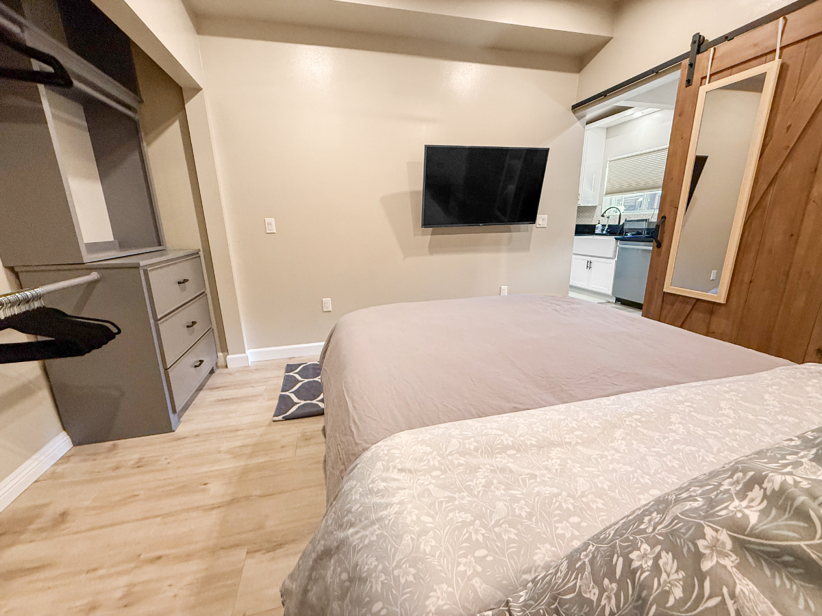 Stylish City Suite in Prime LA Location Walk to USC - Photo 3