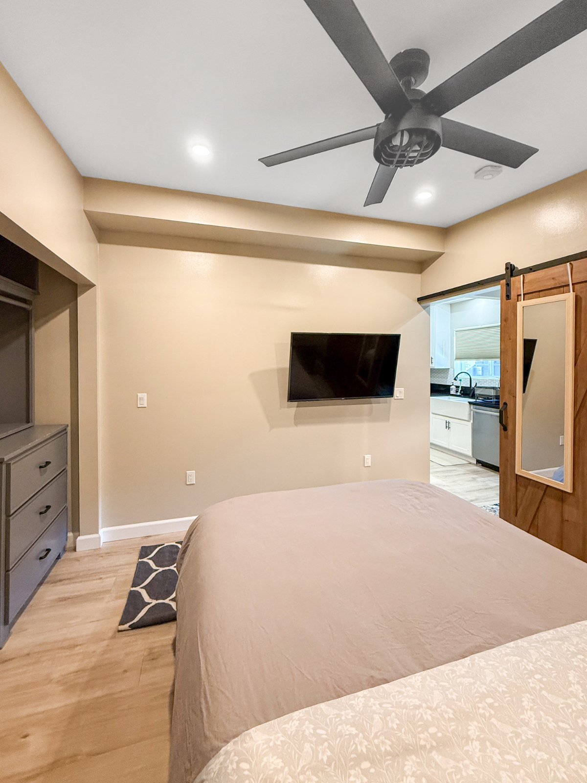 Stylish City Suite in Prime LA Location Walk to USC - Photo 6