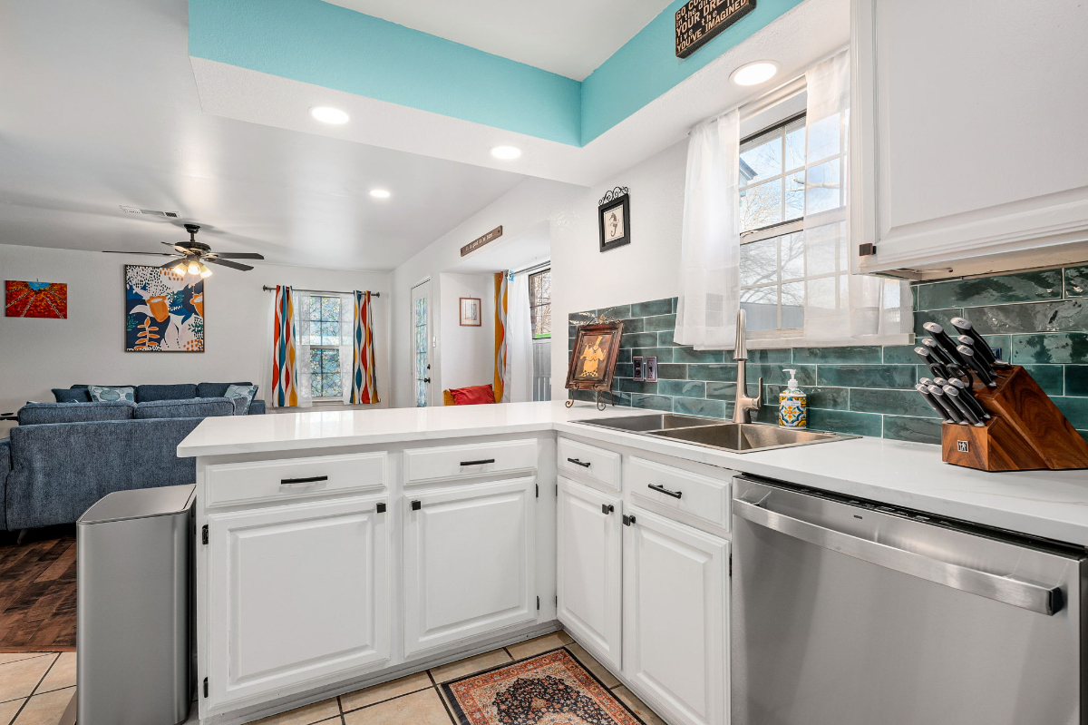 *New Listing!* 3 BDRM 2.5 BTH Home w/ Big Private Fenced Yard, Big Hot Tub, & Garage. Pet Friendly - Photo 4