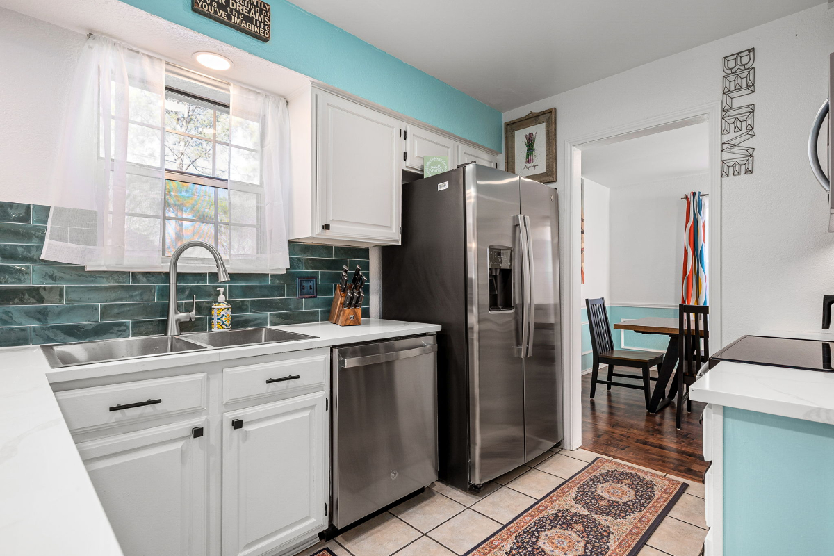 *New Listing!*  3 BDRM 2.5 BTH Home w/ Big Private Fenced Yard, Big Hot Tub, & Garage.  Pet Friendly - Photo 6