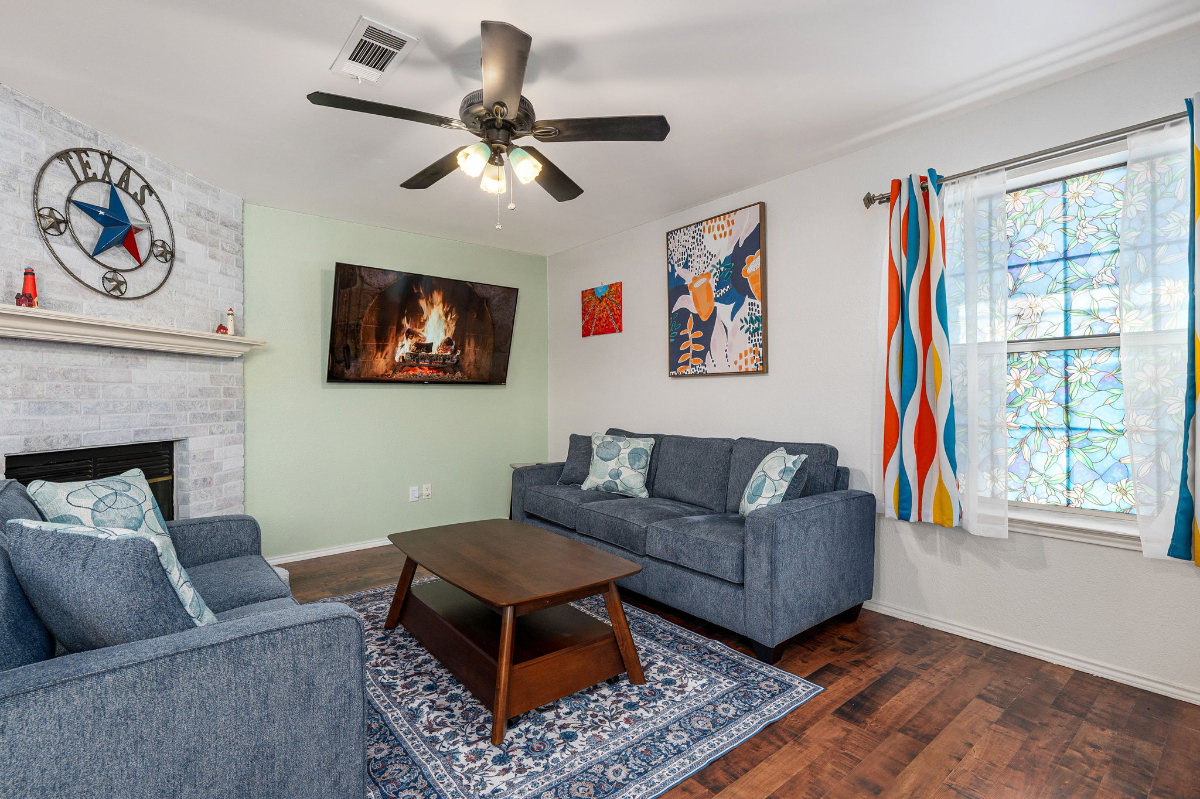 *New Listing!*  3 BDRM 2.5 BTH Home w/ Big Private Fenced Yard, Big Hot Tub, & Garage.  Pet Friendly - Photo 12
