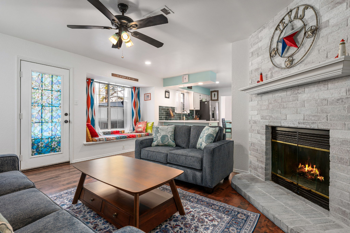 *New Listing!* 3 BDRM 2.5 BTH Home w/ Big Private Fenced Yard, Big Hot Tub, & Garage. Pet Friendly - Photo 3