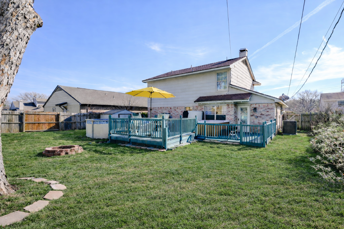 *New Listing!* 3 BDRM 2.5 BTH Home w/ Big Private Fenced Yard, Big Hot Tub, & Garage. Pet Friendly - Photo 5