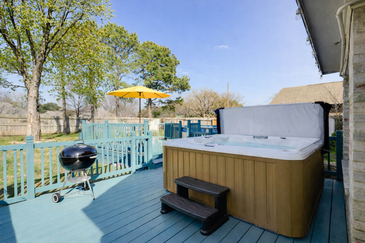 *New Listing!* 3 BDRM 2.5 BTH Home w/ Big Private Fenced Yard, Big Hot Tub, & Garage. Pet Friendly - Photo 2