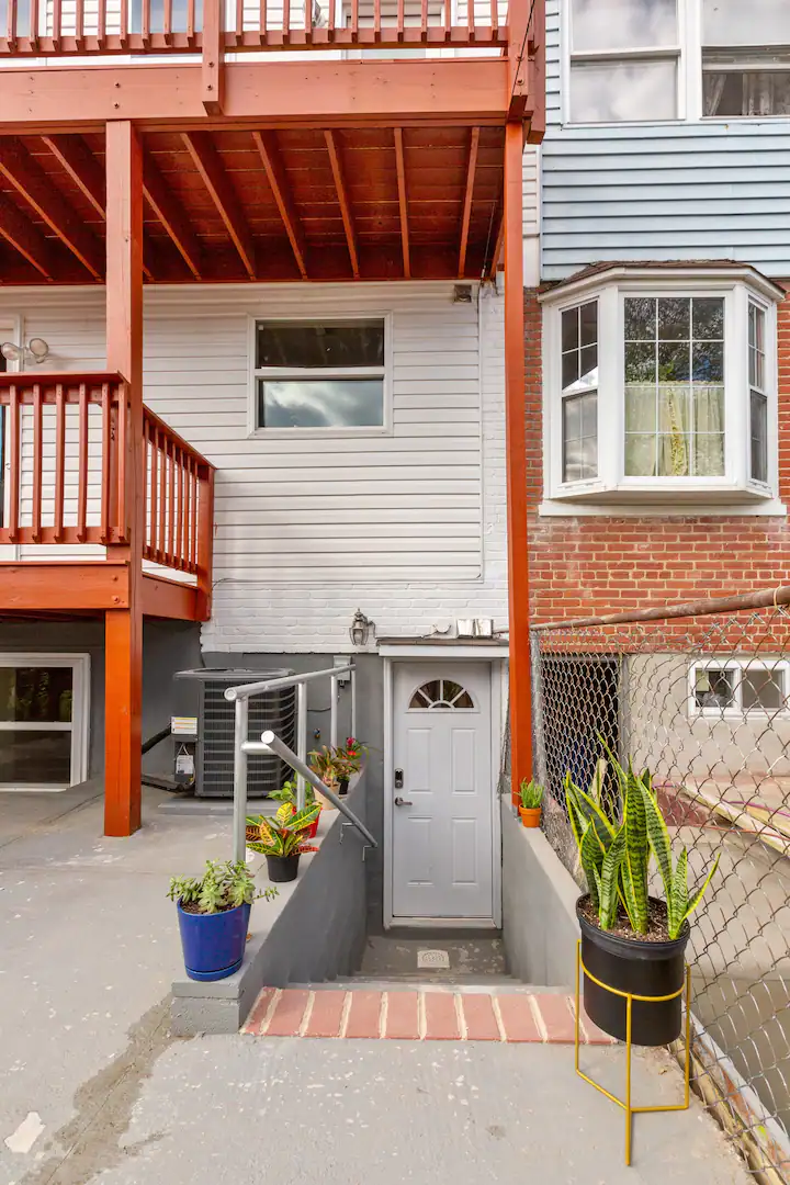 Bright Basement Apartment | Quiet, Fully Furnished | Ideal for Healthcare, Remote & Government Profe - Photo 3
