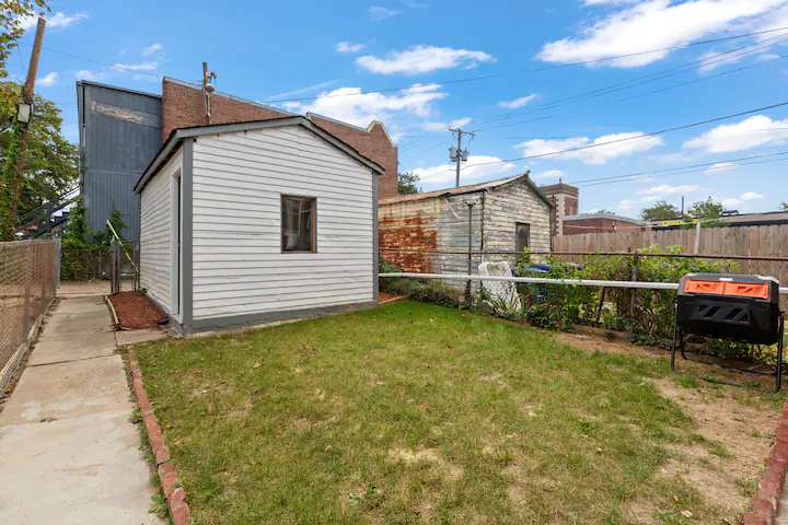 Bright Basement Apartment | Quiet, Fully Furnished | Ideal for Healthcare, Remote & Government Profe - Photo 5