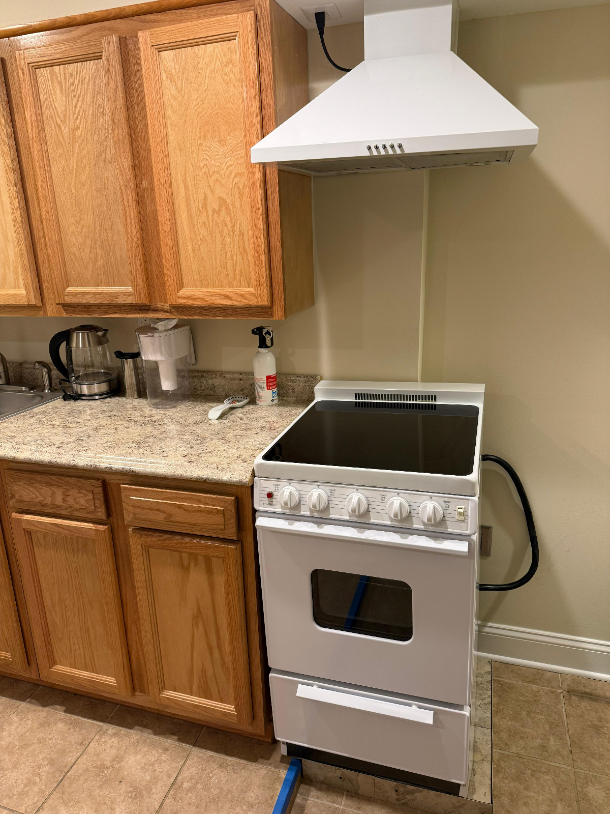 Bright Basement Apartment | Quiet, Fully Furnished | Ideal for Healthcare, Remote & Government Profe - Photo 7