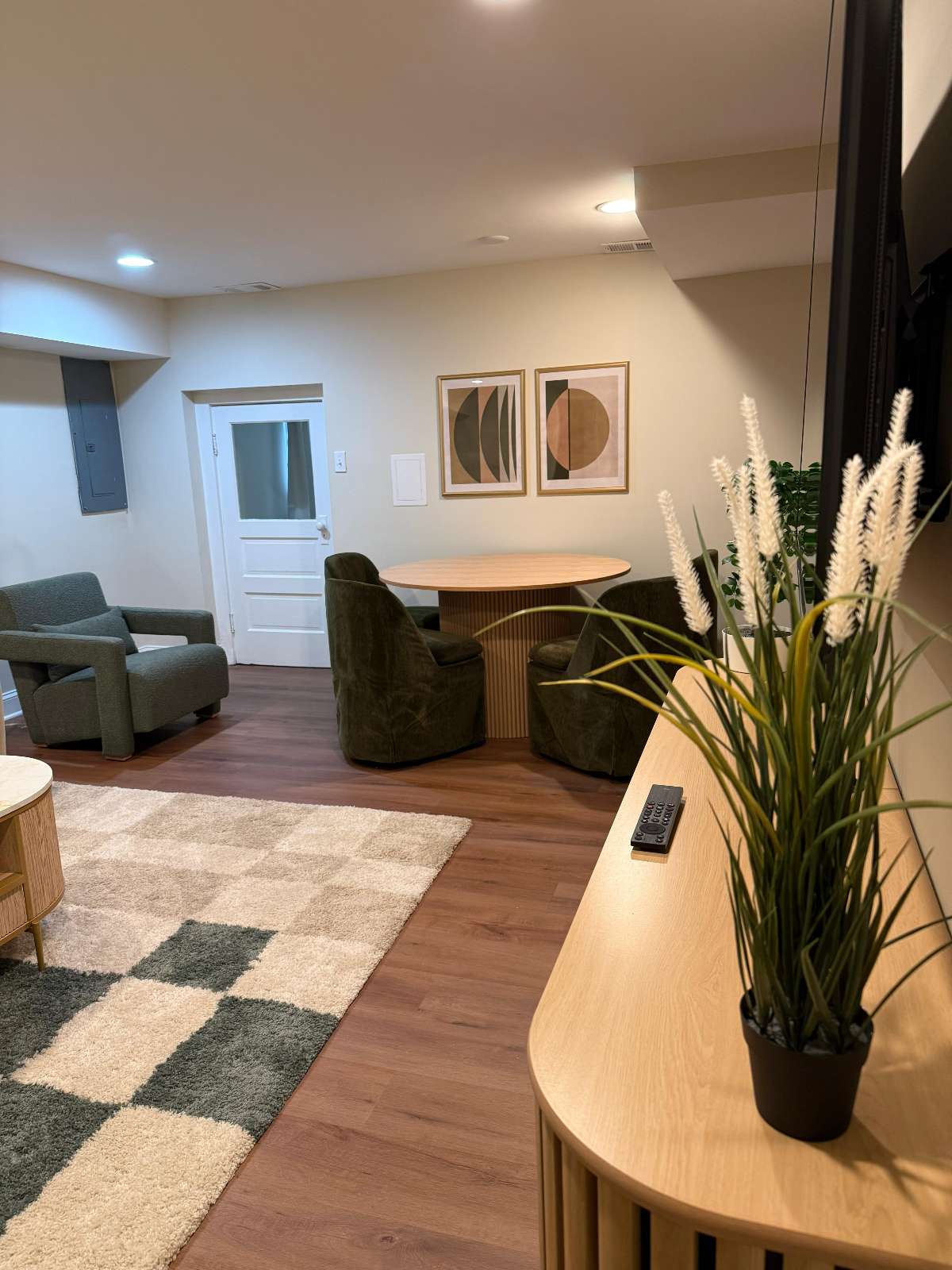 Bright Basement Apartment | Quiet, Fully Furnished | Ideal for Healthcare, Remote & Government Profe - Photo 1