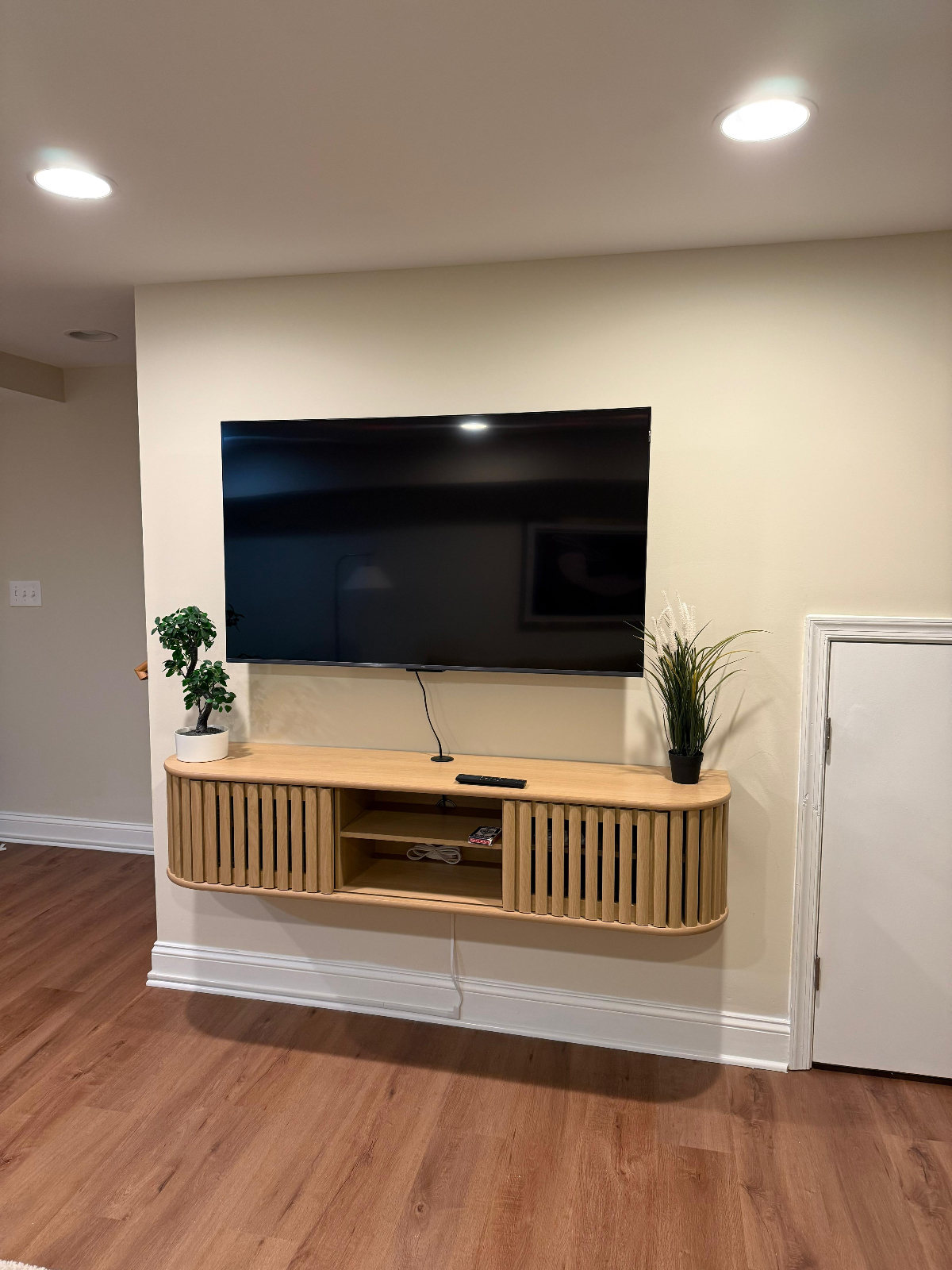 Bright Basement Apartment | Quiet, Fully Furnished | Ideal for Healthcare, Remote & Government Profe - Photo 2