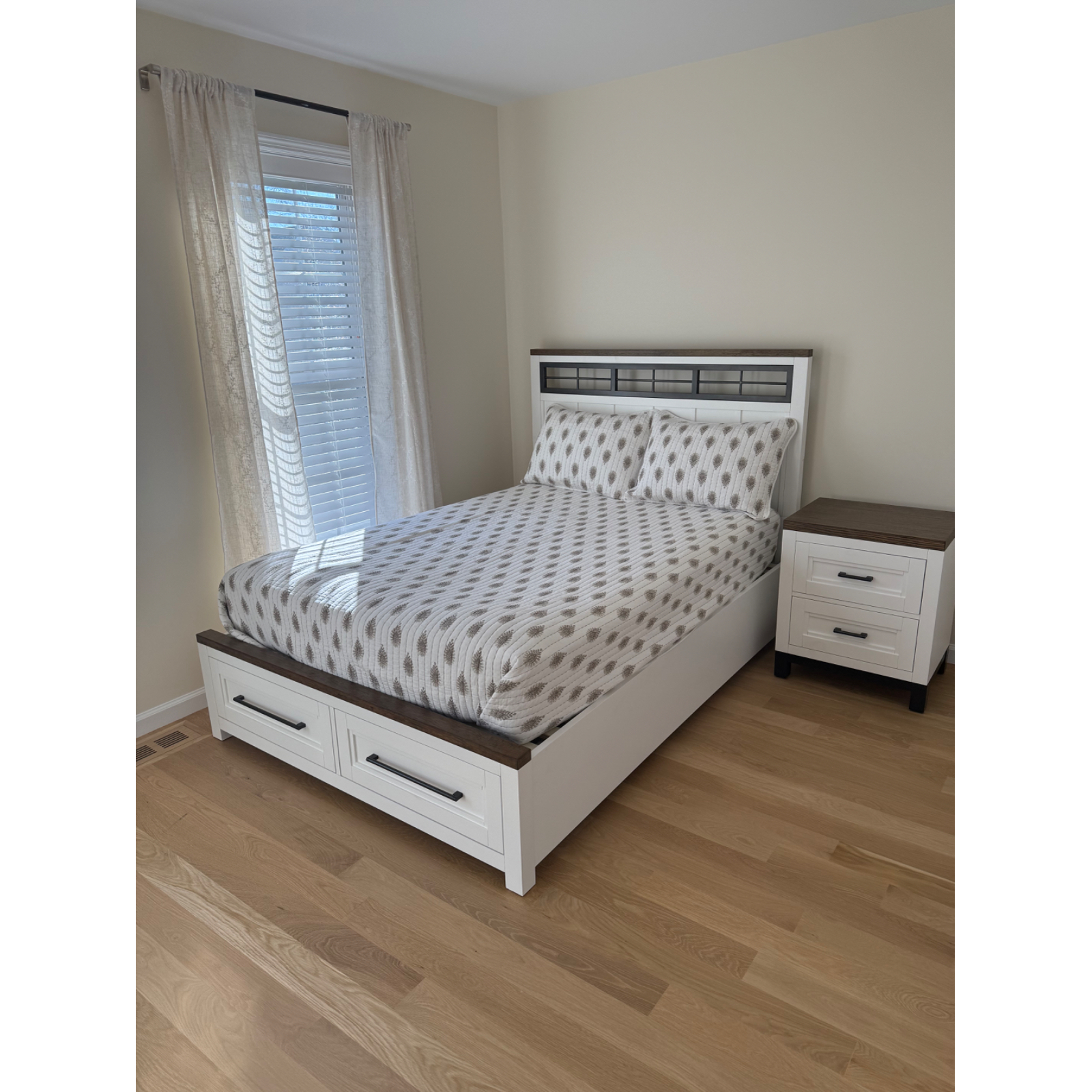 Bright room with hardwood floors, patio, parking, and easy transit access - Photo 5