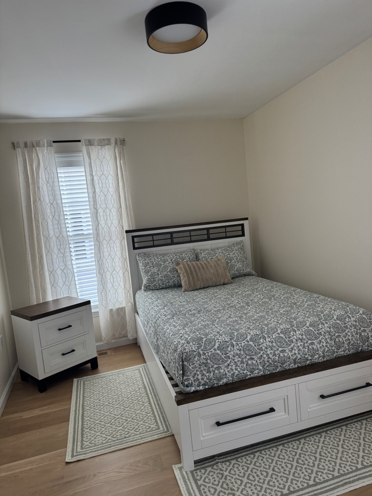 Bright room with hardwood floors, patio, parking, and easy transit access - Photo 6