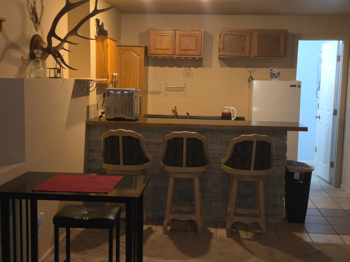 Centrally located Basement efficiency Apartment - Photo 4