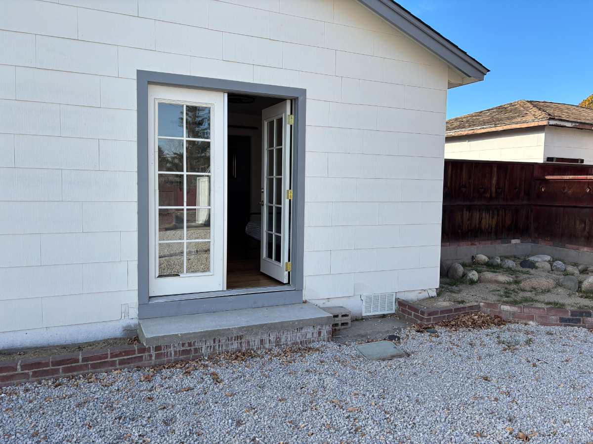 1 Bed 1 Bath Apartment. Shared Home w/ Private Entrance, Bath, and Kitchen. - Photo 4
