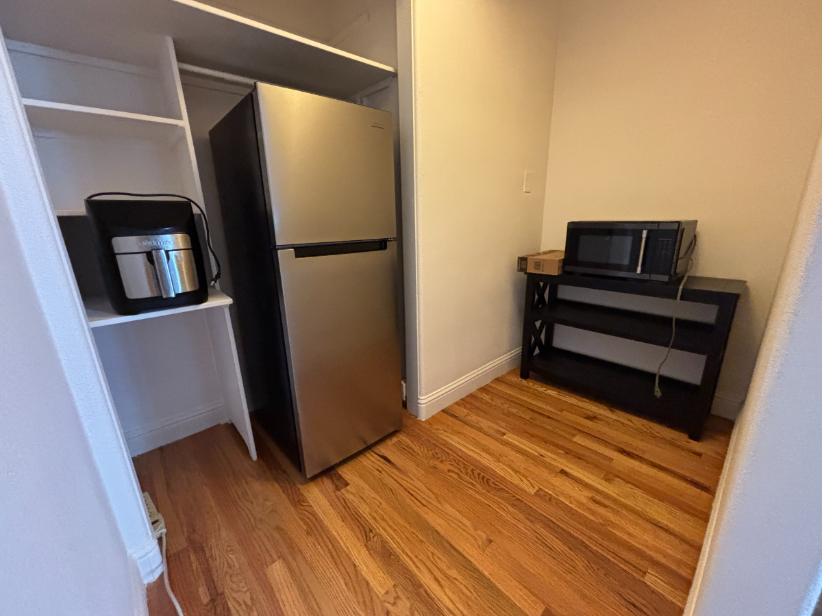 1 Bed 1 Bath Apartment. Shared Home w/ Private Entrance, Bath, and Kitchen. - Photo 7