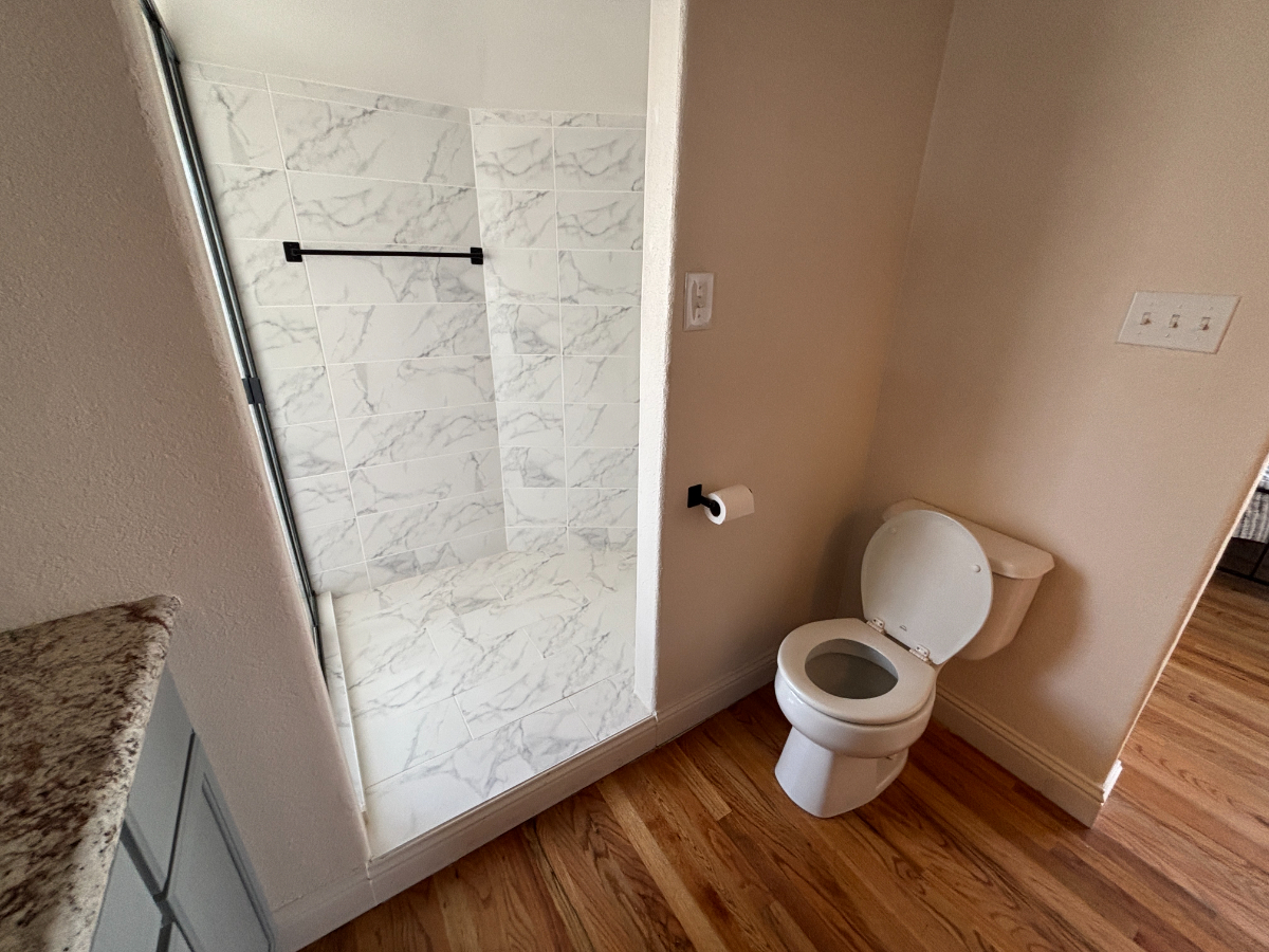 1 Bed 1 Bath Apartment. Shared Home w/ Private Entrance, Bath, and Kitchen. - Photo 8