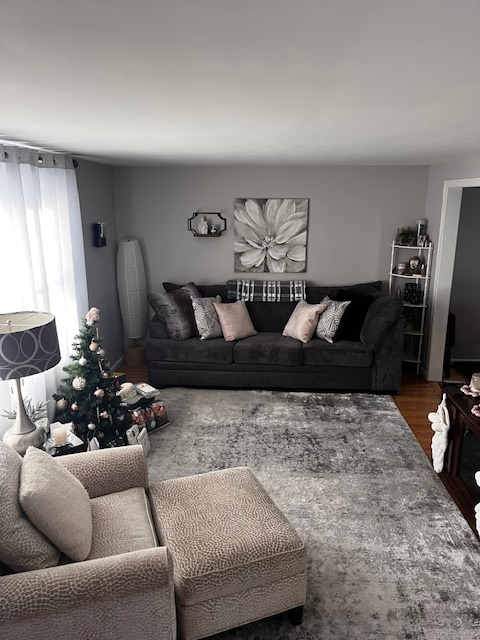Charming three-bedroom home with easy parking and great everyday comfort - Photo 3