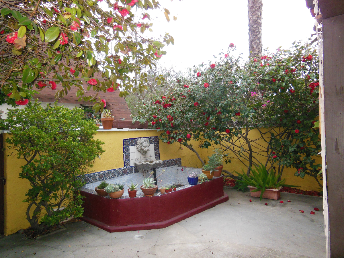 Private Room in a Beautiful Spanish-Style Home Near LACMA - Photo 3