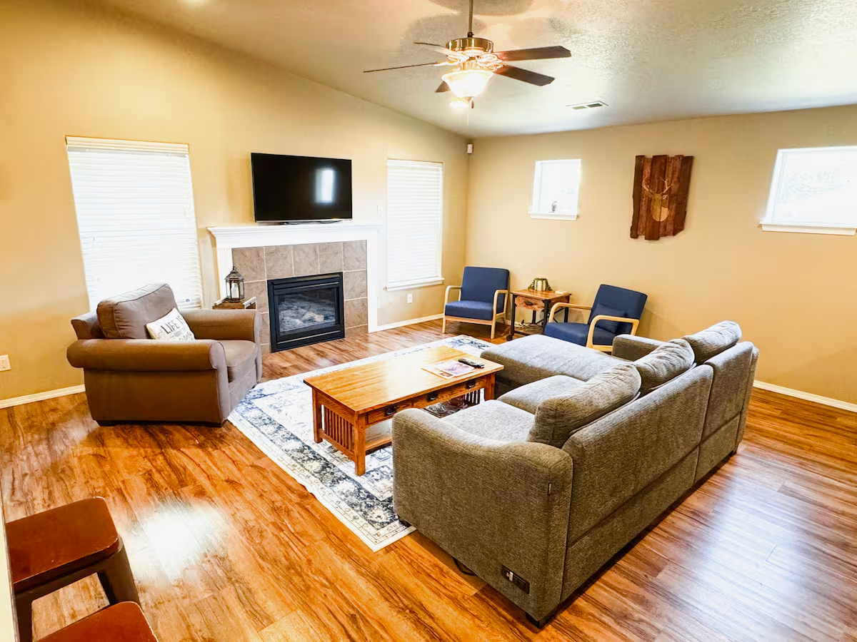 Cozy 3BR Near Factory Stores & Old Mill, EV Charger, Fast WiFi, Pet friendly - Photo 6