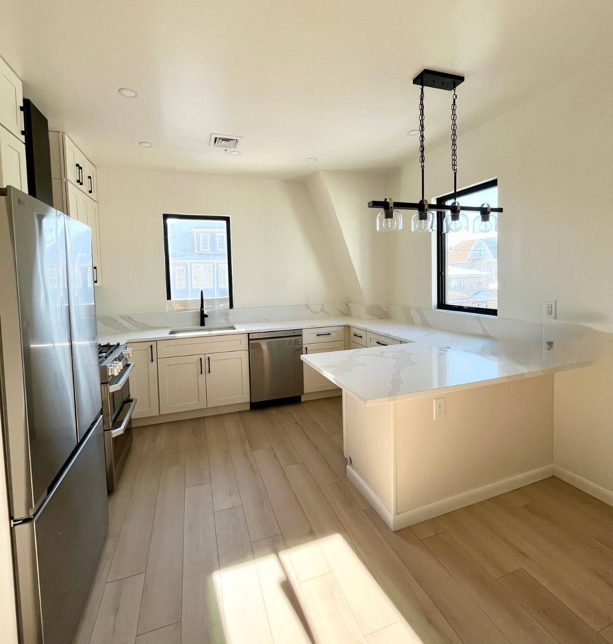 High-End Newly Renovated 3BR / 2.5 BA Duplex In Rockaway Beach near Transit - Photo 2