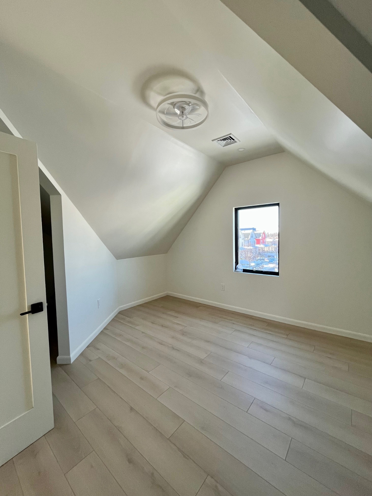High-End Newly Renovated 3BR / 2.5 BA Duplex In Rockaway Beach near Transit - Photo 9