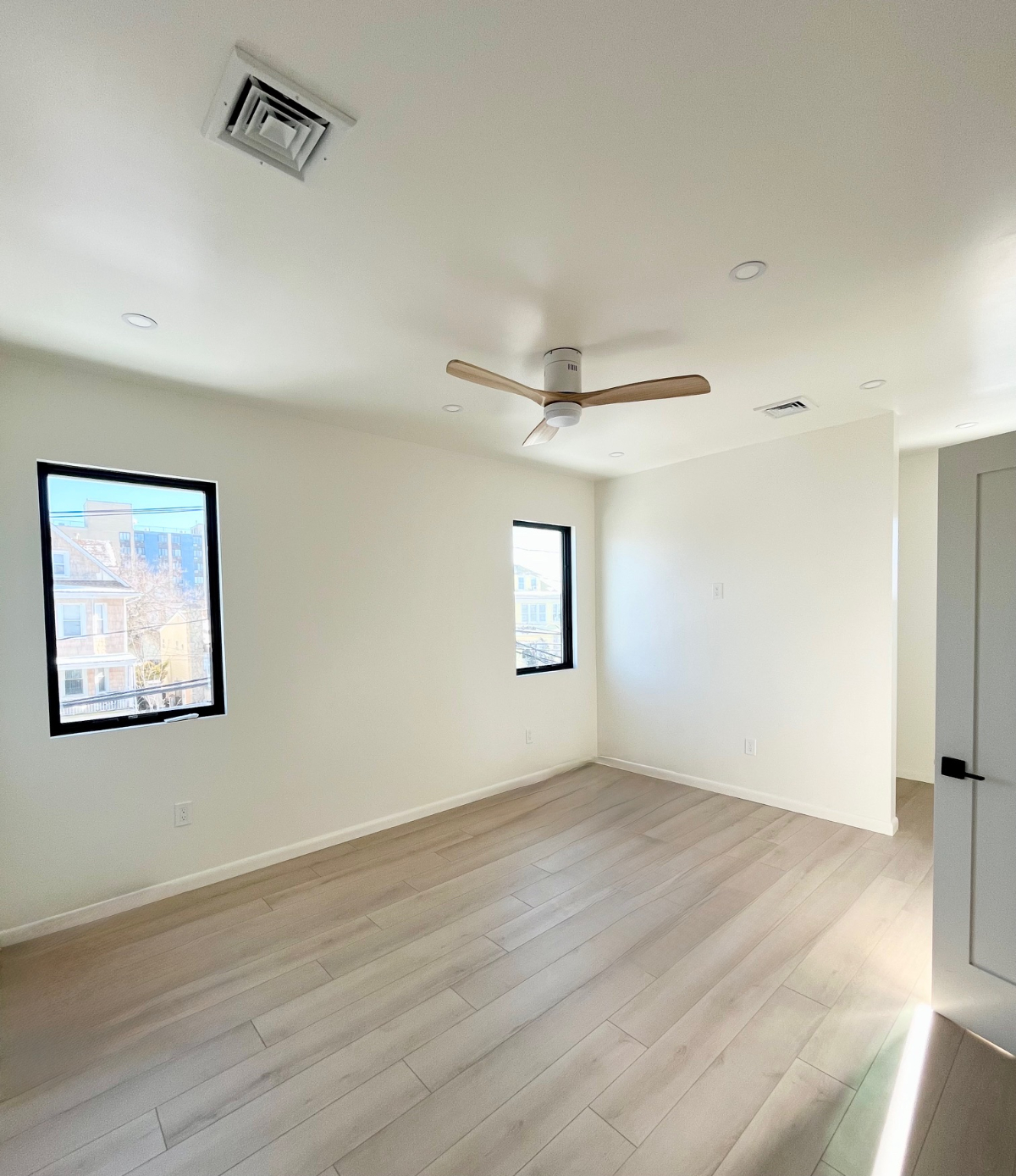 High-End Newly Renovated 3BR / 2.5 BA Duplex In Rockaway Beach near Transit - Photo 8