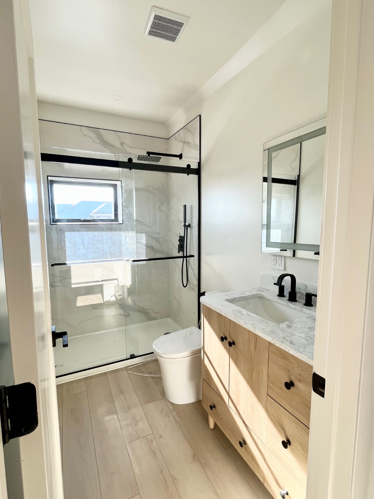High-End Newly Renovated 3BR / 2.5 BA Duplex In Rockaway Beach near Transit - Photo 5