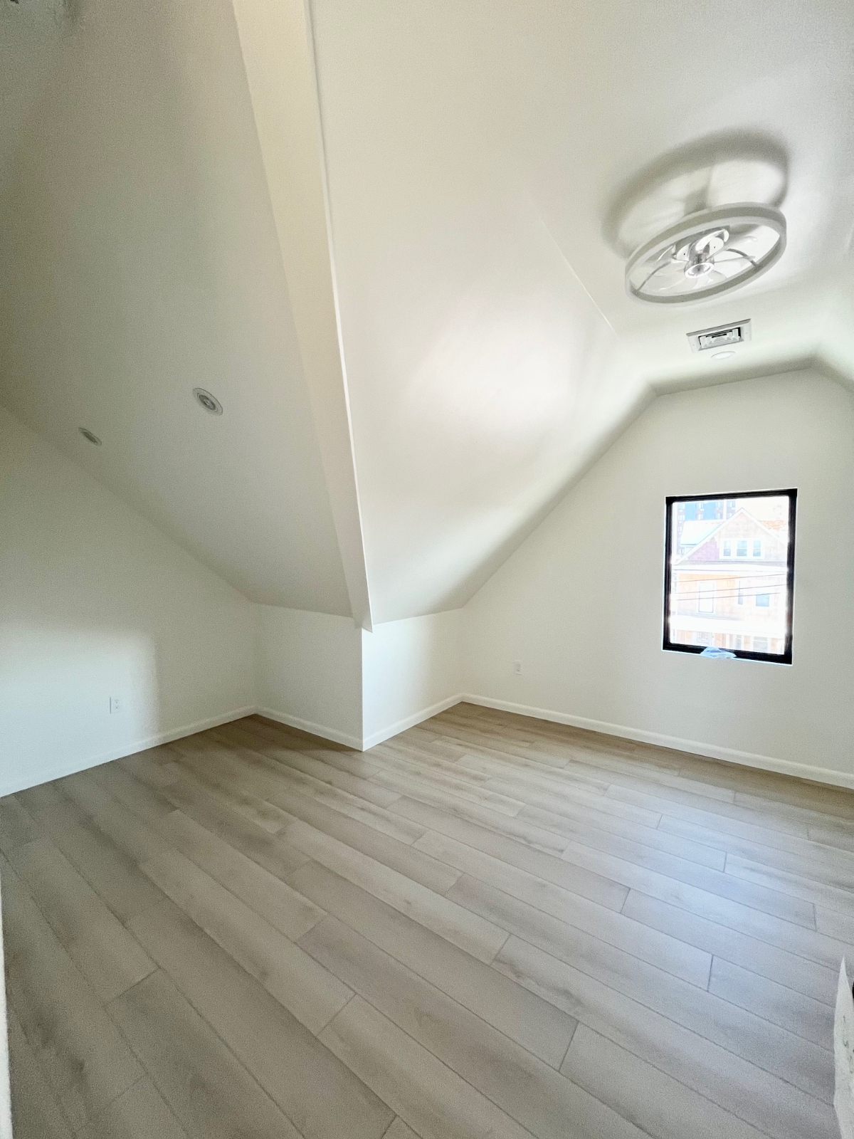 High-End Newly Renovated 3BR / 2.5 BA Duplex In Rockaway Beach near Transit - Photo 10