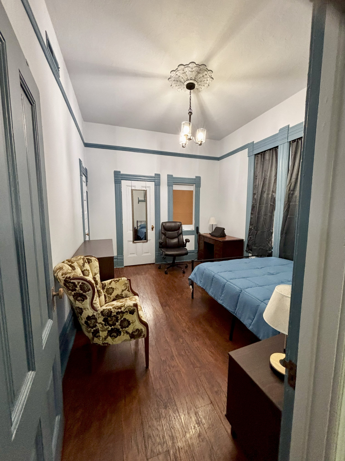Private Room & Bath in Victorian Home - Perfect for Medical Pros - Photo 2