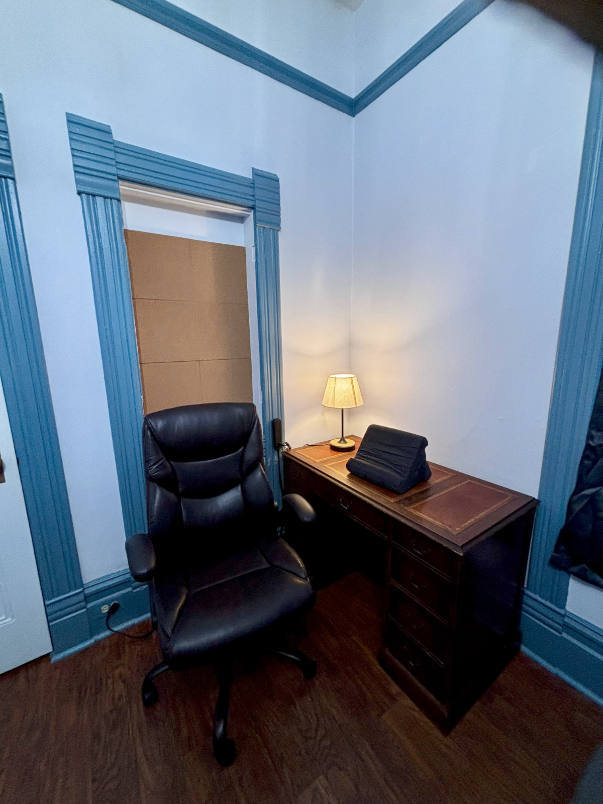 Private Room & Bath in Victorian Home - Perfect for Medical Pros - Photo 4