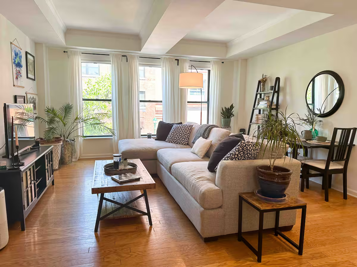 Beautifully Furnished 2BR Condo in Armory Square, Ideal for traveling professionals - Photo 1