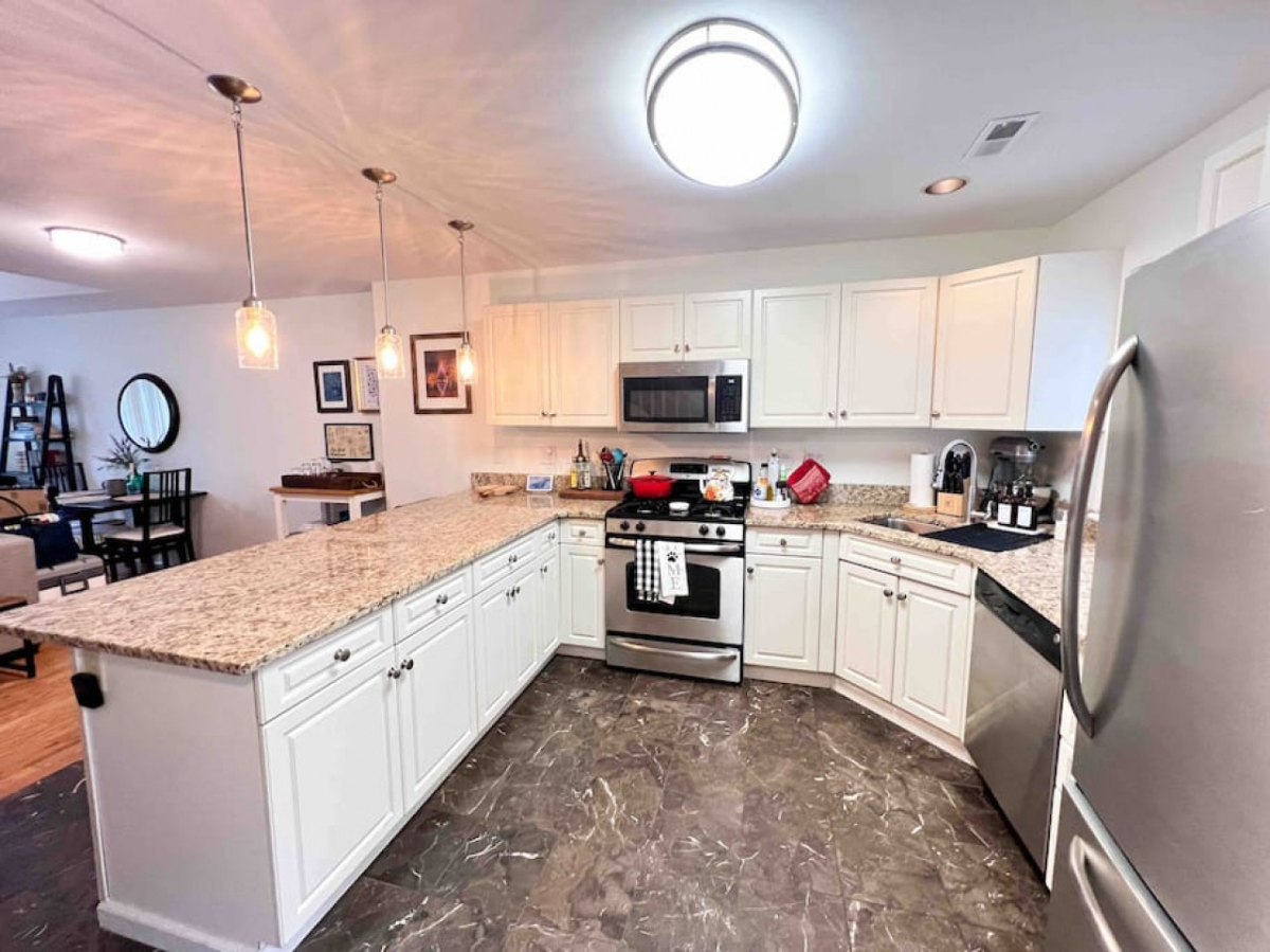 Beautifully Furnished 2BR Condo in Armory Square, Ideal for traveling professionals - Photo 3