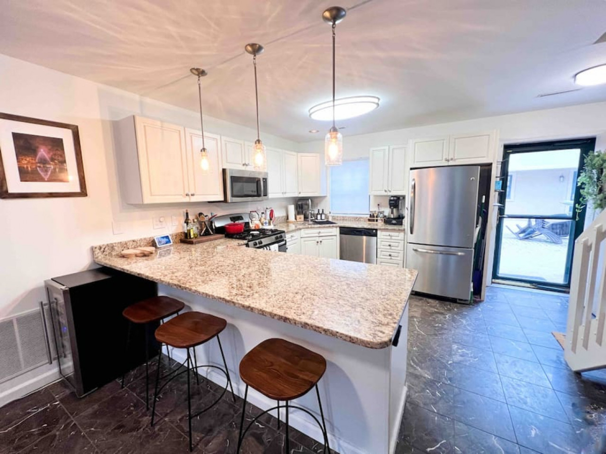 Beautifully Furnished 2BR Condo in Armory Square, Ideal for traveling professionals - Photo 4