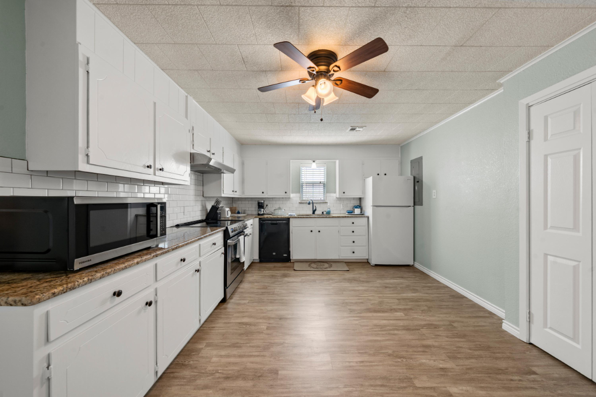 Fully Furnished - Available January 15th Waco Texas - Photo 3
