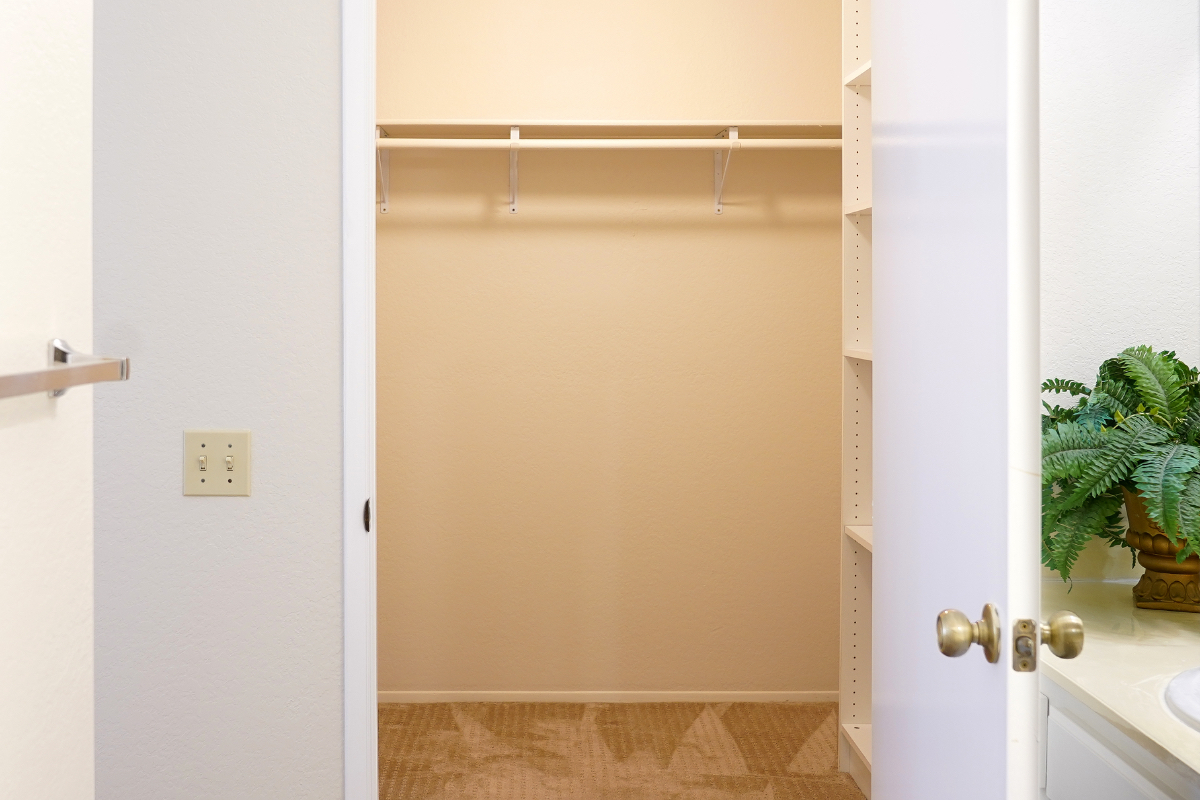 Beautiful second floor condo near UCSD, Scripps Hospital, UTC area - Photo 6