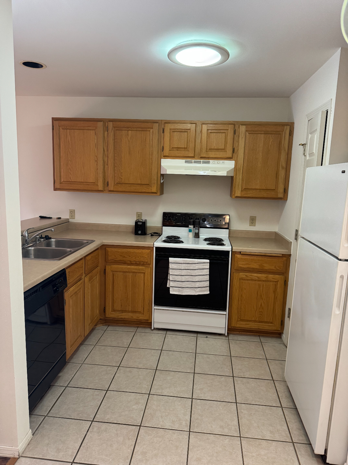 Stylish Apartments Near the Madison Arboretum, Hospitals, Pet-Friendly, In-Unit Laundry & Prime Loca - Photo 3