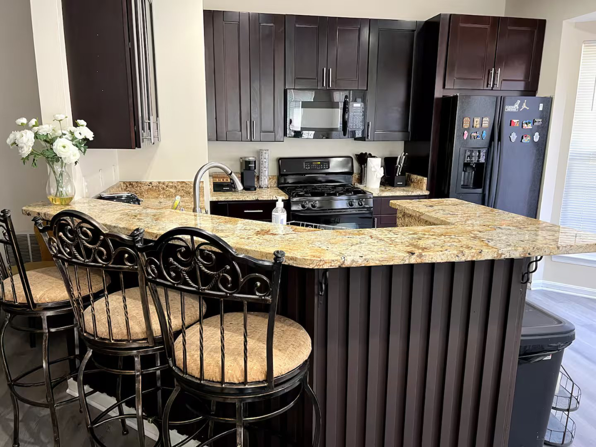 Modern Furnished Pet Friendly Home With Large Gated Yard, Free Driveway Parking, And Near Downtown - Photo 4