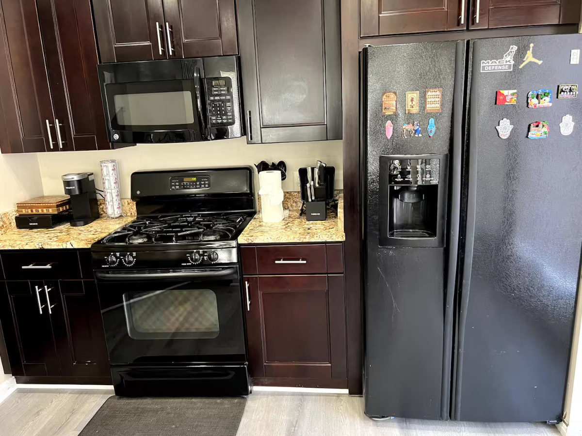 Modern Furnished Pet Friendly Home With Large Gated Yard, Free Driveway Parking, And Near Downtown - Photo 5